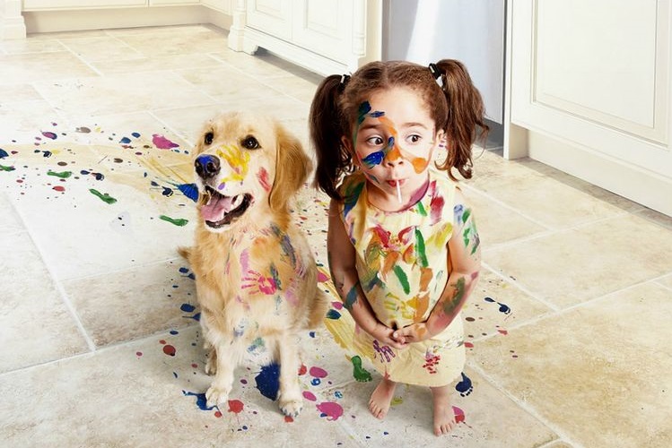 Ребенок и собака все в краске