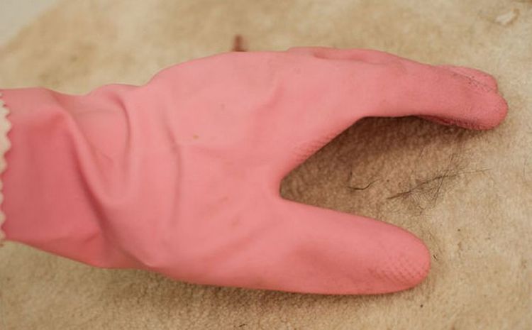 Рука в резиновой перчатке
