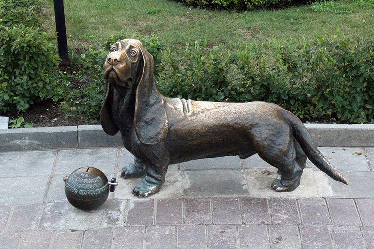 Памятник пожарному псу Бобке (г. Кострома)