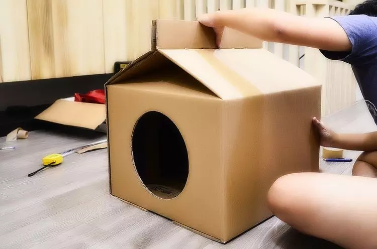 Кошачий домик из коробки от телевизора Samsung